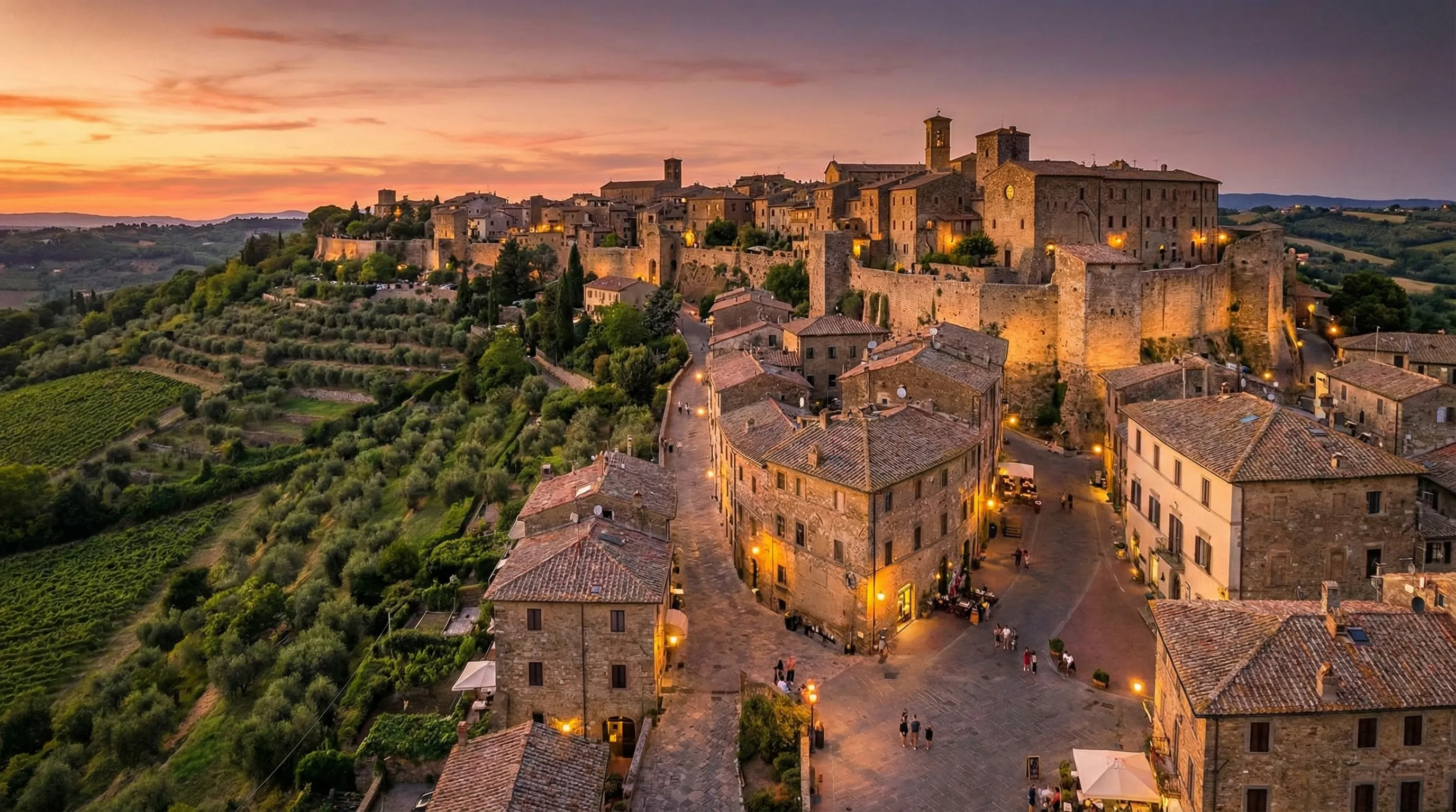 Borgo italiano al tramonto con luci